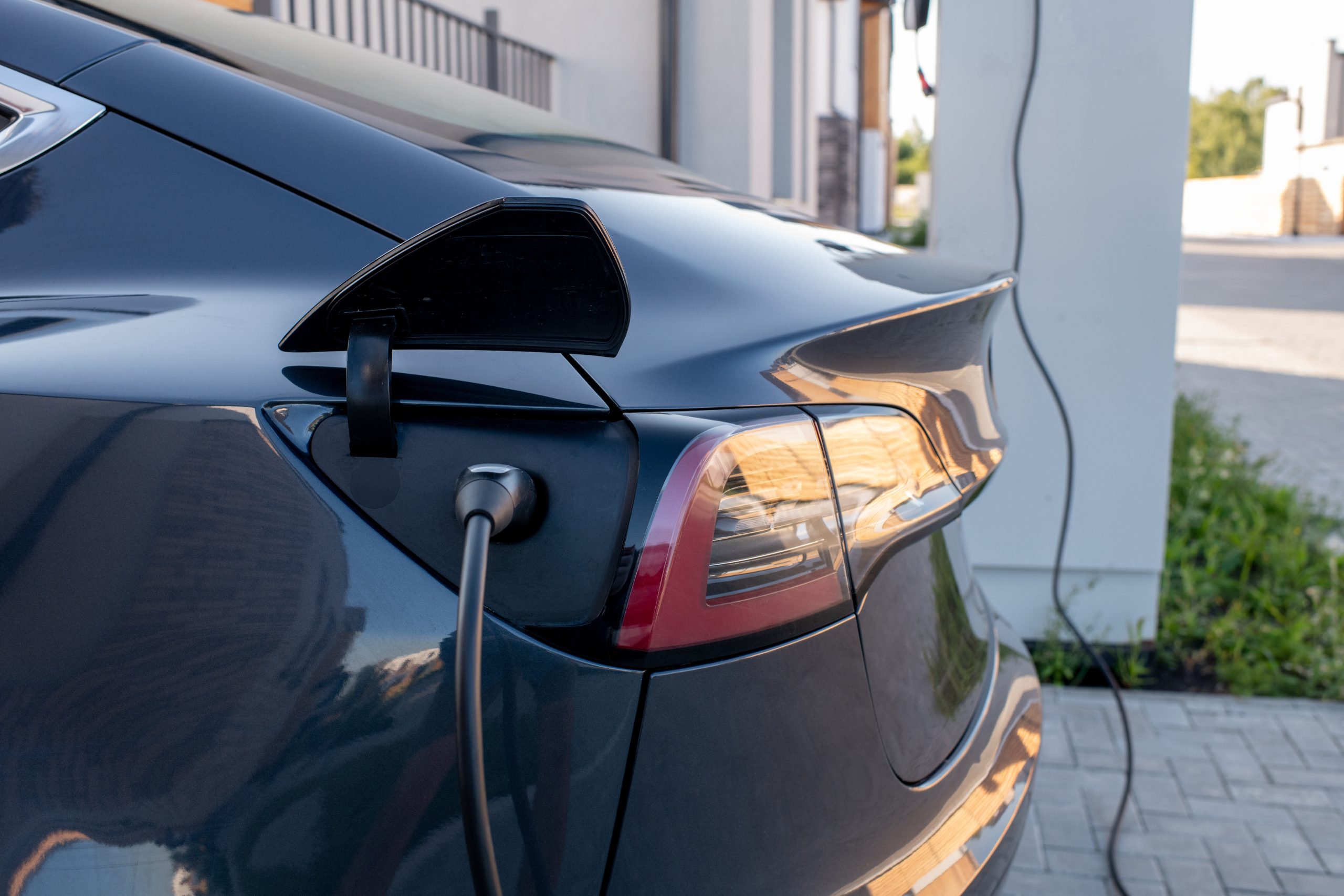 Arrière voiture électrique câble branché recharge chantier BTP utilitaire