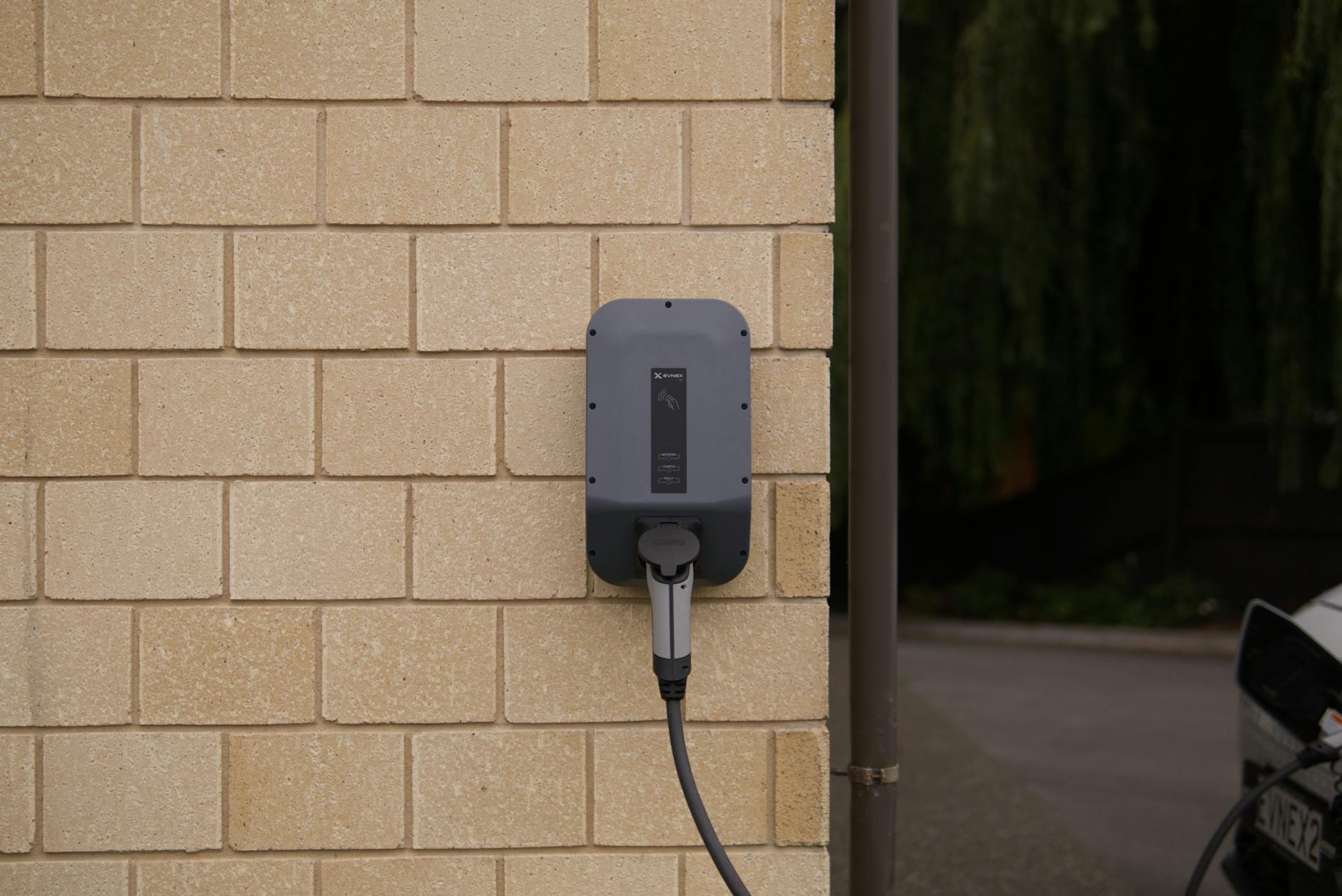 Borne de recharge murale IRVE installée en entreprise