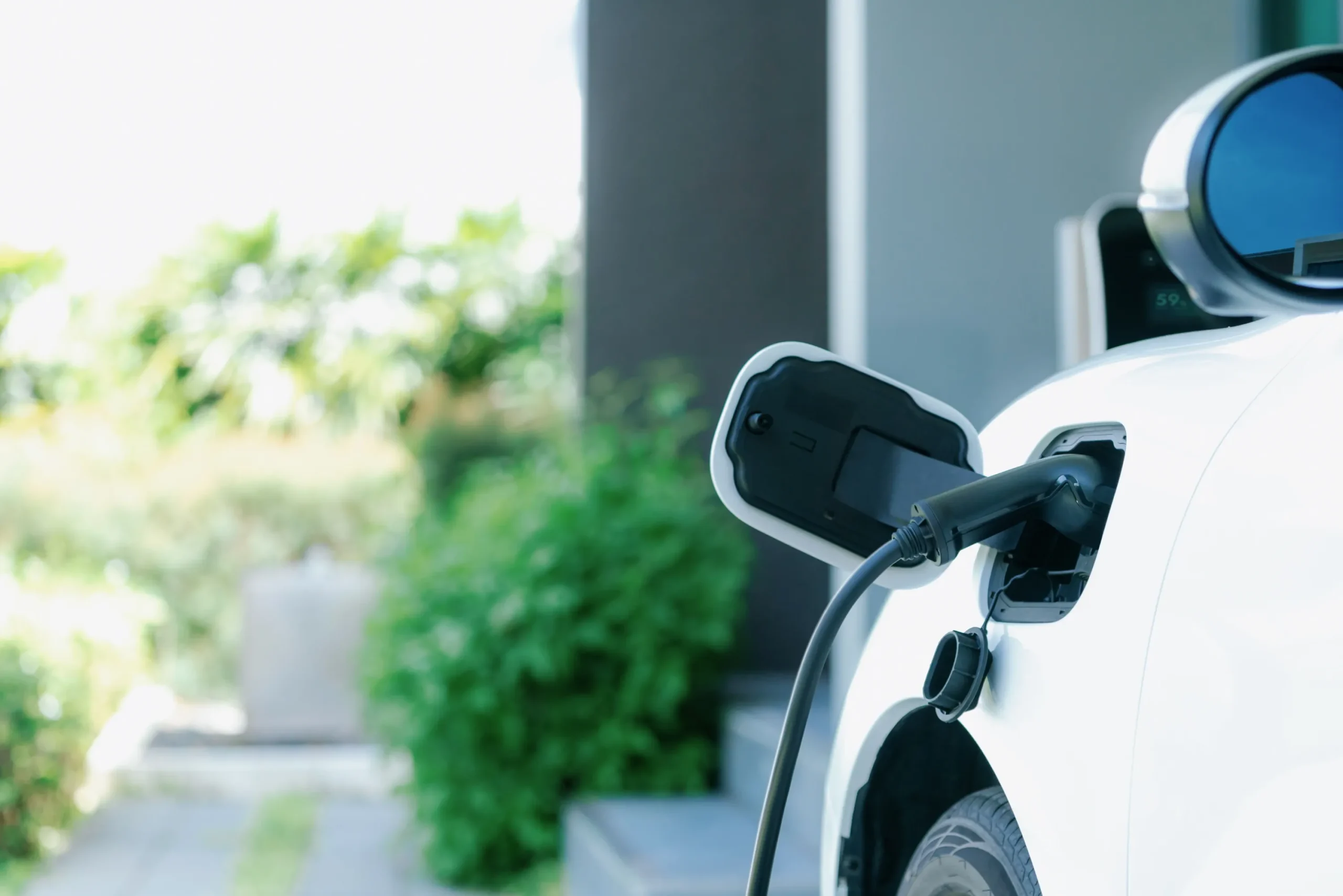 Voiture électrique branchée borne domicile droit prise locataire résidence