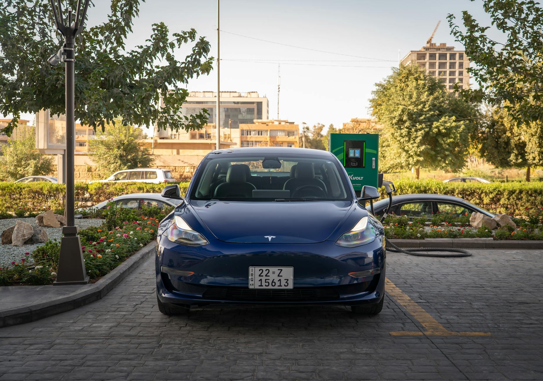 Chariot élévateur électrique entrepôt recharge