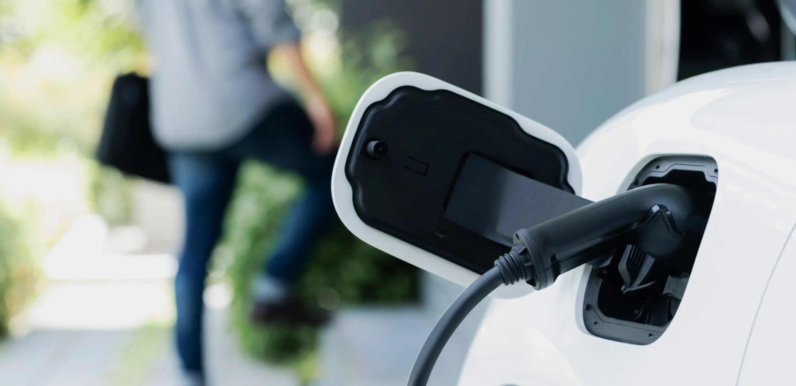 Borne recharge domicile focus man flou arrière plan installation salarié locataire