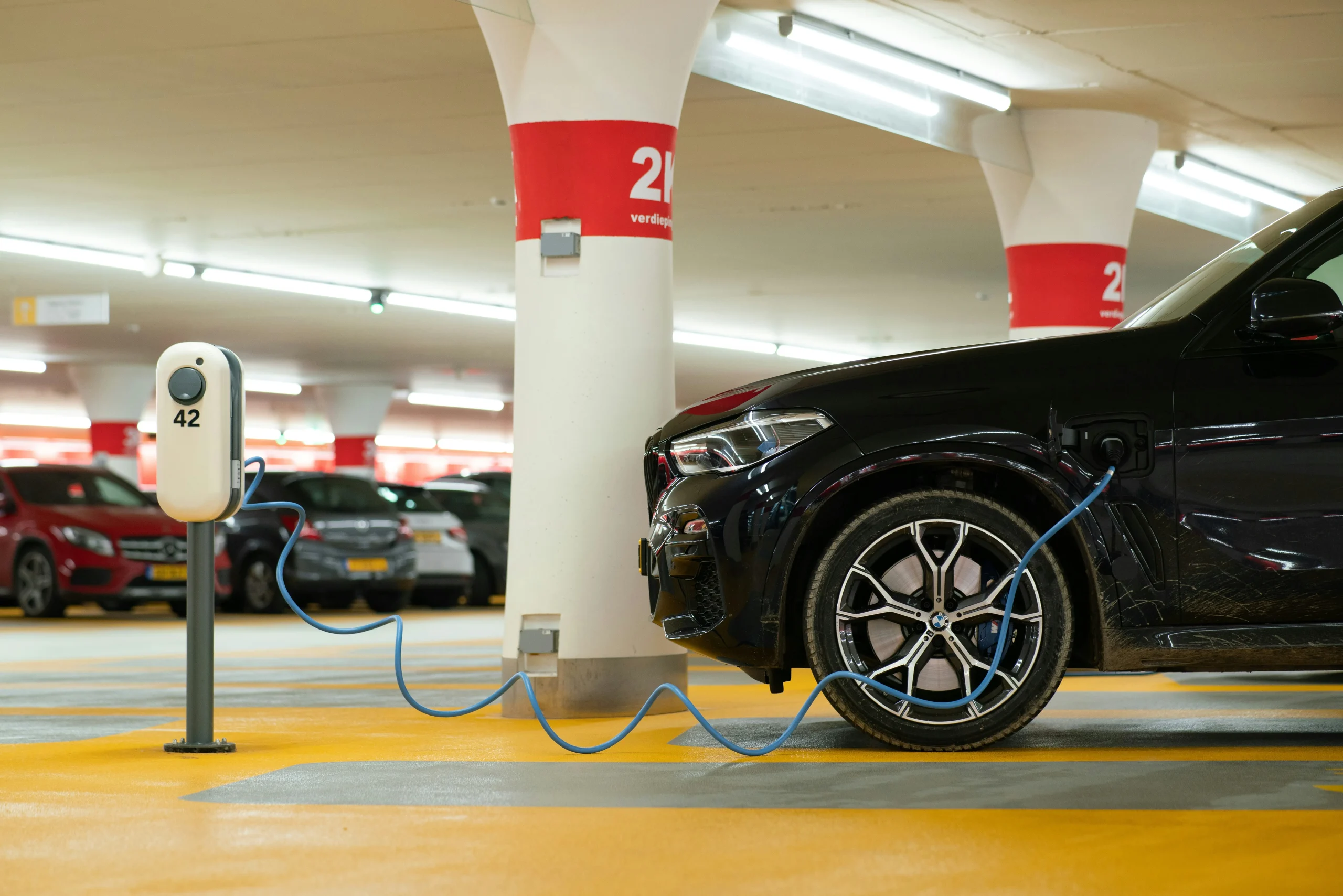 Gros plan borne recharge diagnostic audit électrique conformité IRVE