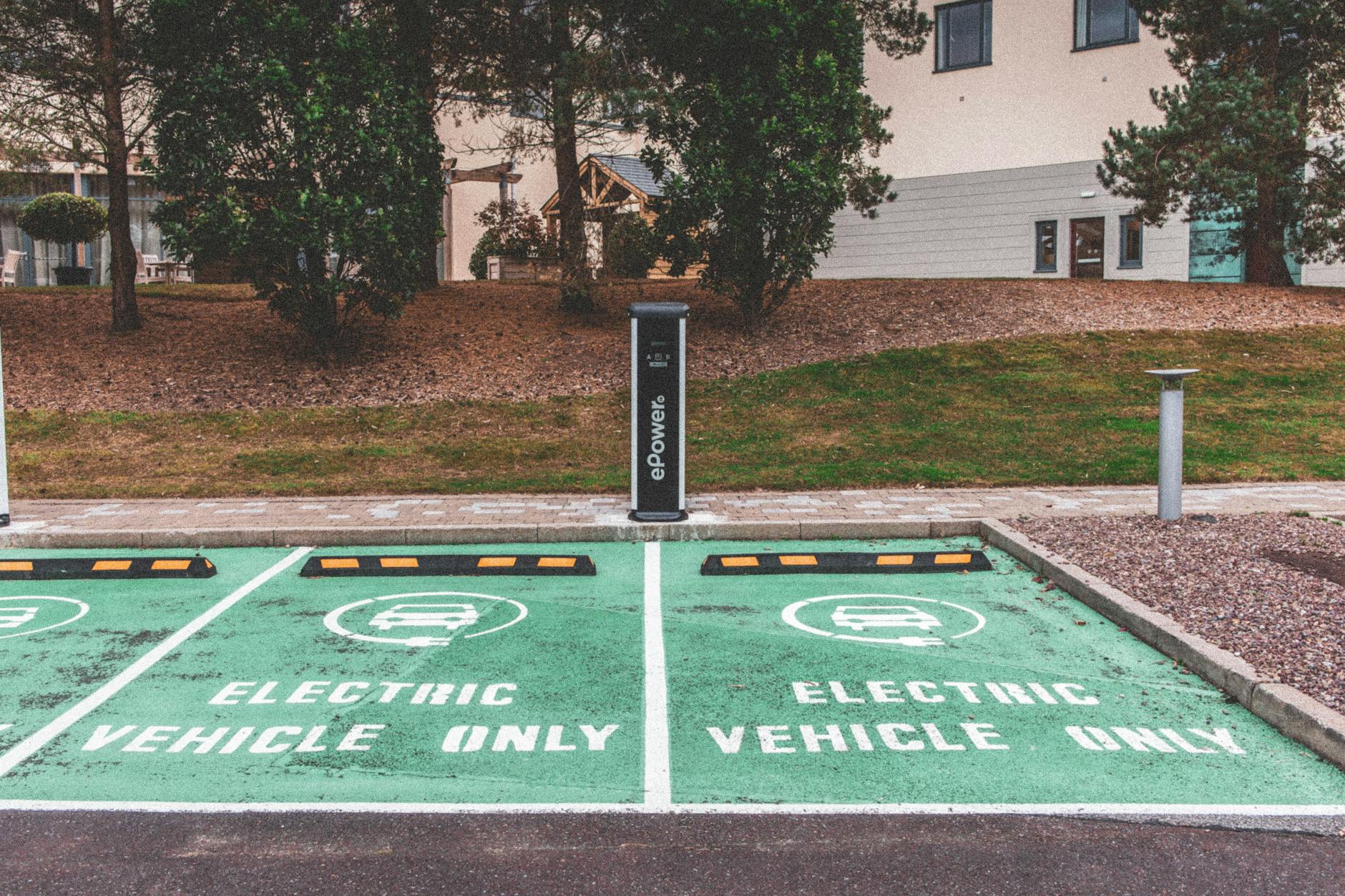 Parking entreprise avec borne de recharge véhicule électrique