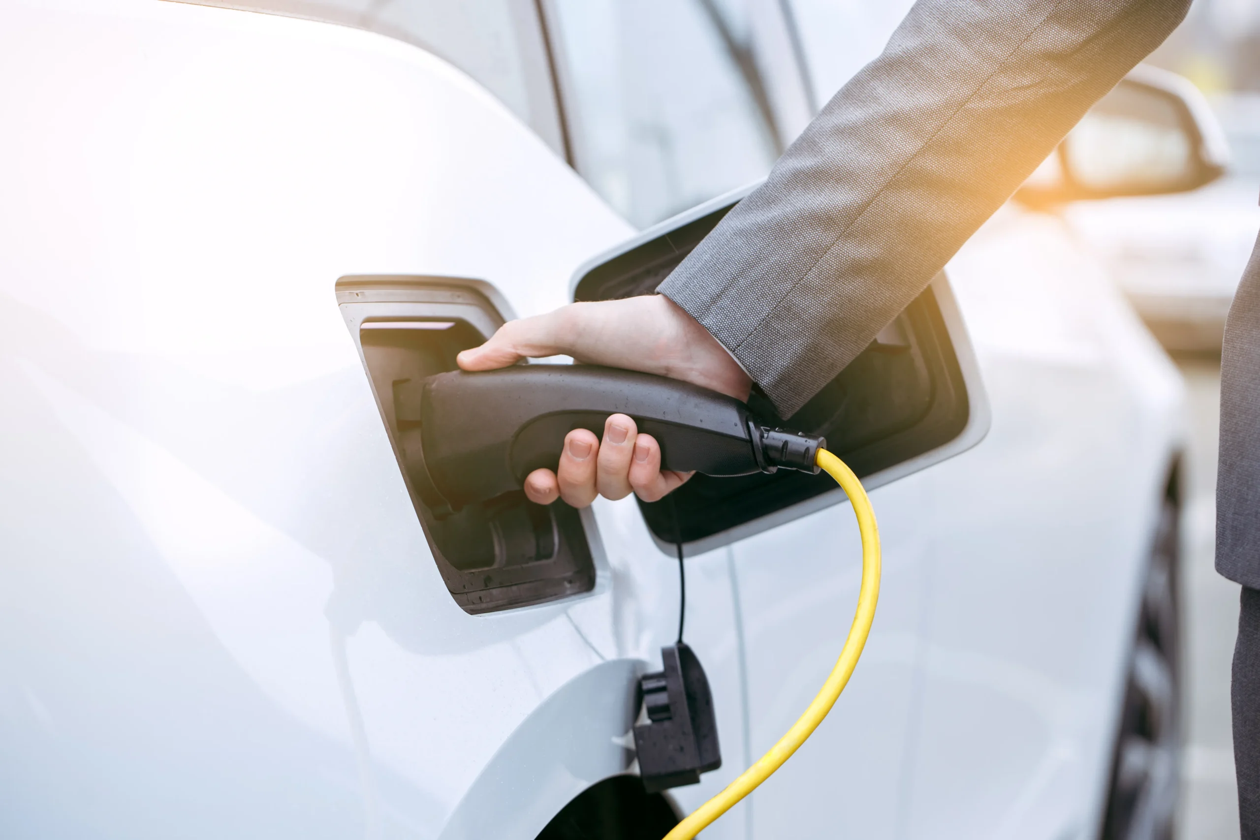 Personne au volant d'un véhicule électrique d'entreprise déduction fiscale