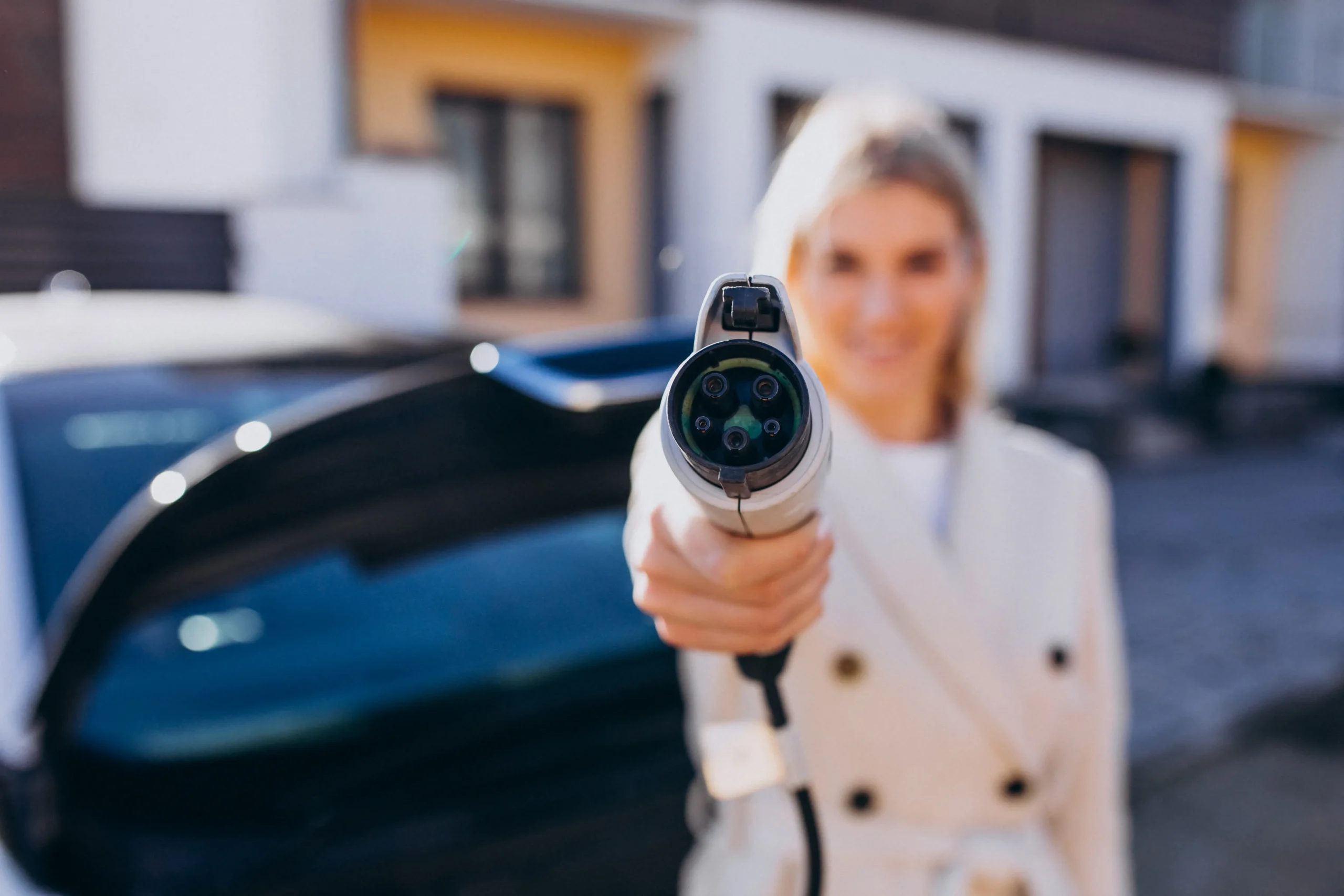 Femme tenant câble chargeur voiture électrique résidence médical sanitaire flotte